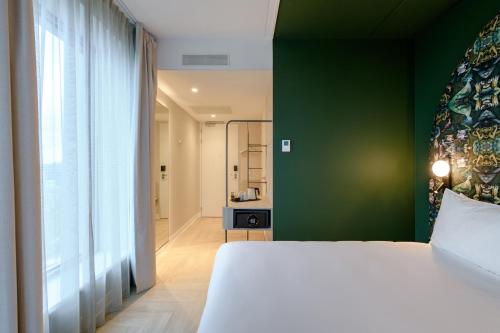 Postel nebo postele na pokoji v ubytování ibis Styles Rotterdam Ahoy