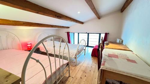 2 beliches num quarto com pisos em madeira em Charmante villa à étage à Sainte-Marie avec cour em Sainte-Marie-de-Ré