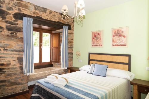 a bedroom with a bed and a window at Apartamentos Turisticos A Estacion in A Pontenova