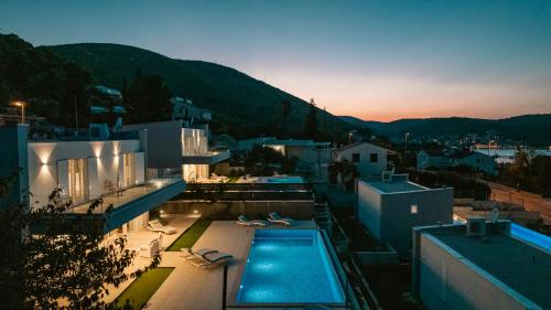 Gallery image of Luxury Blue Villas Vis in Vis