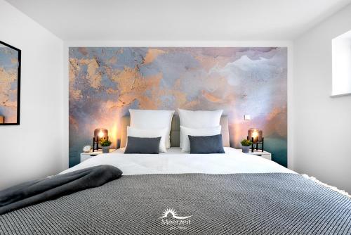 a bedroom with a large bed with a colorful wall at Ebbe und Flut- direkt am Wasser, Hafenblick, Fahrstuhl, Sauna, ueberdachte Terrasse in Olpenitz