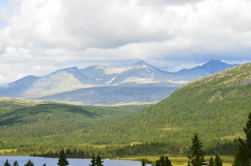 a view of a mountain range with a lake at Maurtua - cabin in lovely surroundings in Mysusæter