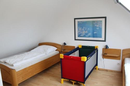 Dormitorio pequeño con cama y vestidor en Ferienwohnung Sünnenkringel 54 en Zingst