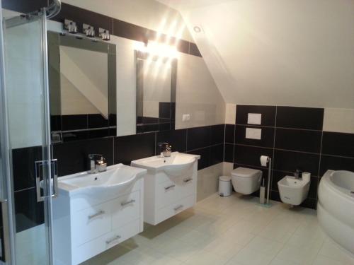 un bagno con due lavandini e un WC di Apartment Kotva a Bratislava