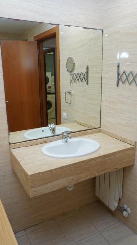 baño con lavabo y espejo grande en MarBarcelona Suites Berlin, en Barcelona