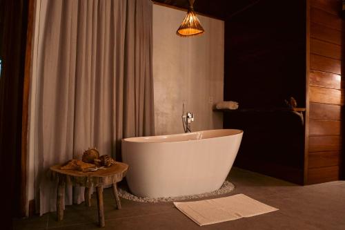 La salle de bains est pourvue d'une baignoire et d'une douche. dans l'établissement Vila Caetanos, à Amontada