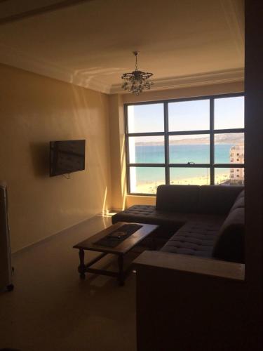 un soggiorno con un divano e un tavolo di Newcenter Suites a Tangeri
