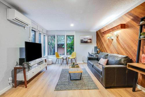 a living room with a couch and a tv at Cozy Nest Condo in Welches in Mount Hood Village