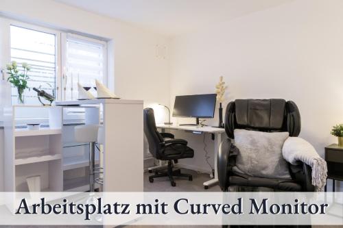 oficina con silla y escritorio con ordenador en RelaxApartment 2 Massagesessel SmartTV Küche, en Biberach an der Riß