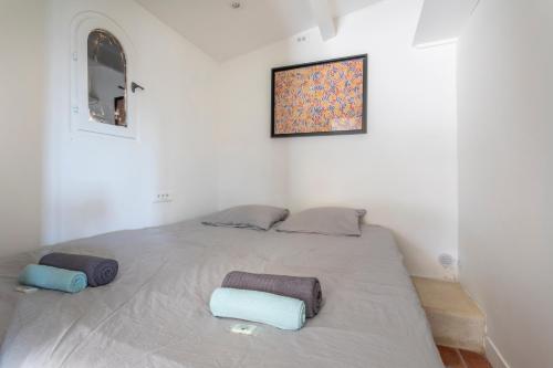 un lit dans une chambre avec deux oreillers dessus dans l'établissement La Maisonette Provençale Climatisée, à Aix-en-Provence