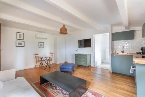 un salon avec une cuisine et une table dans l'établissement La Maisonette Provençale Climatisée, à Aix-en-Provence