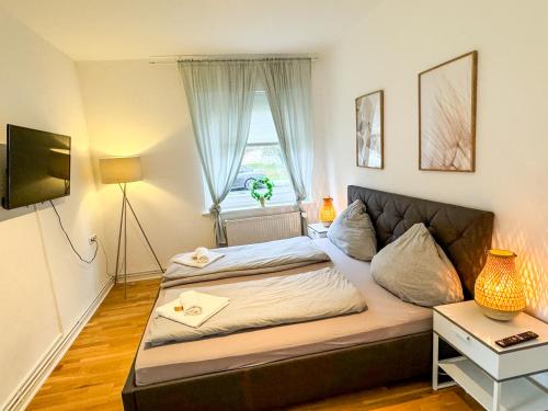 ein Schlafzimmer mit einem großen Bett und einem Fenster in der Unterkunft Wohnung für 3 Gäste mit kostenlosen Parkplätzen nah am Maschsee in Hannover