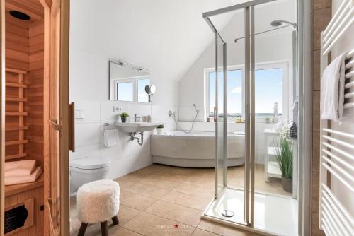 uma casa de banho com uma banheira, um WC e um lavatório. em Ferienwohnung Santiano Lounge em Olpenitz