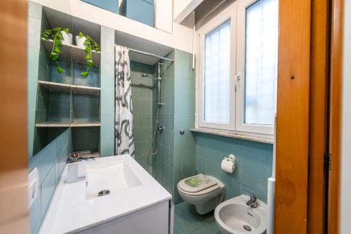 een badkamer met wastafel en toilet bij Casa Cate in Rome