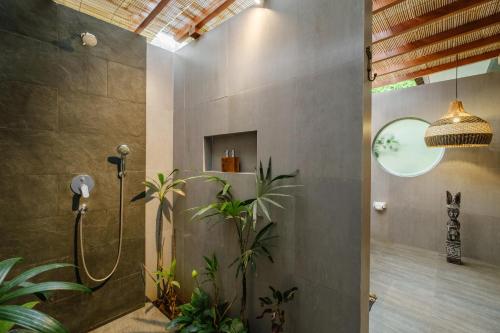 ウブドにあるVilla Gaya Ubudのバスルーム(植物のシャワー付)