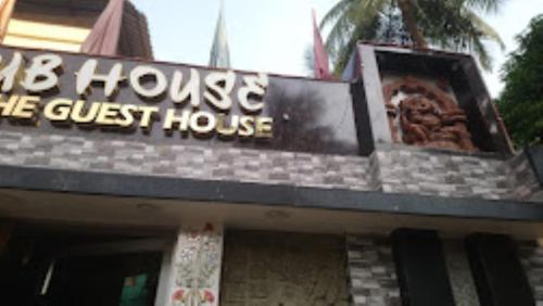 un edificio con un cartel que lee la casa grande el hostal en Club House Guest House,Bhubaneswar, en Bhubaneshwar