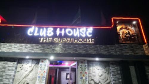 un cartel en la parte delantera de una casa club en Club House Guest House,Bhubaneswar, en Bhubaneshwar