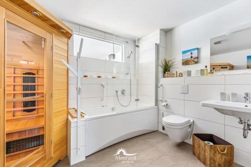 La salle de bains est pourvue d'une douche, de toilettes et d'un lavabo. dans l'établissement Ferienwohnung Kap Mar, à Olpenitz