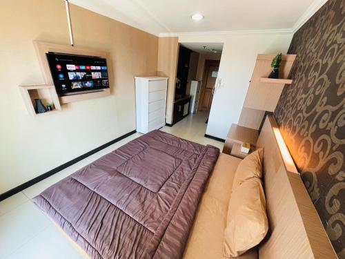 Μια τηλεόραση ή/και κέντρο ψυχαγωγίας στο Superior Room At Galeri Ciumbuleuit 1st Tower with Best View
