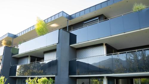 an external view of a building with glass balconies at Sonnige Gartenwohnung in Fritzens