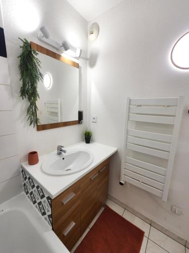 a bathroom with a sink and a mirror at Terra de Bègles in Bègles