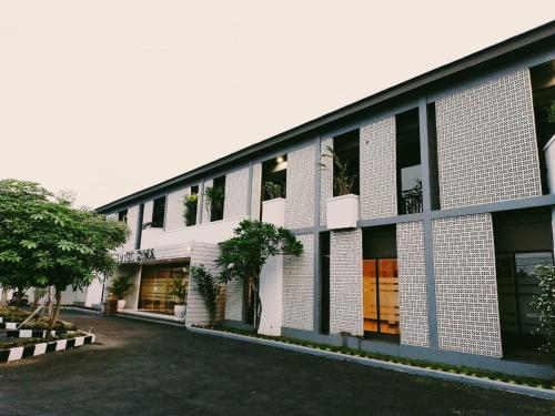 un bâtiment avec beaucoup de fenêtres dans l'établissement Hotel Bima Majalengka, à Majalengka