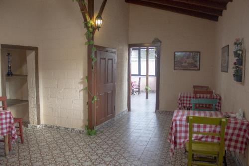 pokój z dwoma stołami i drzwiami w budynku w obiekcie Şirvani Konağı w mieście Gaziantep