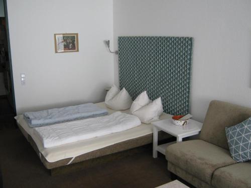 łóżko w pokoju z kanapą i stołem w obiekcie Ferienwohnung Roland w mieście Balderschwang