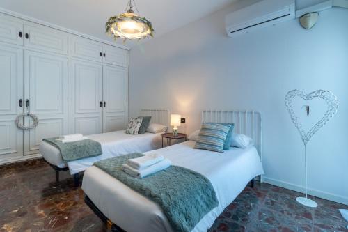 En eller flere senge i et værelse på Atico Puente Romano PARKING GRATUITO