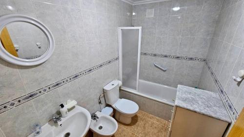 トレビエハにあるApartment Caballero de Rodas, 130のトイレ、洗面台、鏡のあるバスルーム