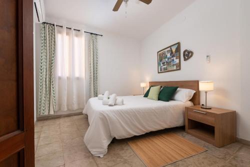 Un dormitorio con una cama con dos ositos de peluche encima. en Sunset apartment Es Celler, en Alcudia