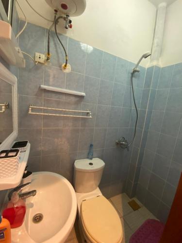 a small bathroom with a toilet and a sink at Studio privé meublé et équipé in Dakar