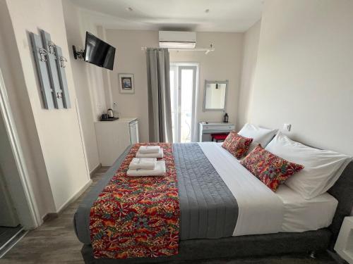 um quarto com uma cama grande e 2 almofadas em Unique Galini Oia - Adults Only em Oia