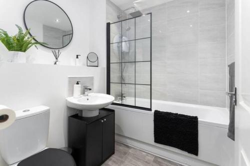 bagno bianco con lavandino e doccia di Orange Rentals- Apartment close to Anfield- sleeps 6 guests- Free Parking! a Liverpool