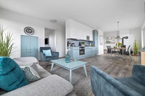 uma sala de estar com dois sofás e uma mesa em BeachTerraceOne - EG, Meerblick, Terrasse, Kamin, Sauna em Olpenitz