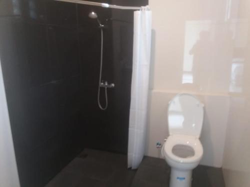 Un baño de Hotel Bima Majalengka