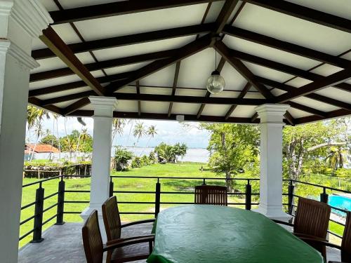 Bazén v ubytování Lagoon House Negombo nebo v jeho okolí