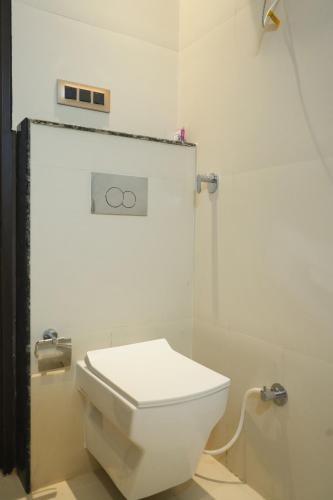 Bilik mandi di Hotel Katani Inn