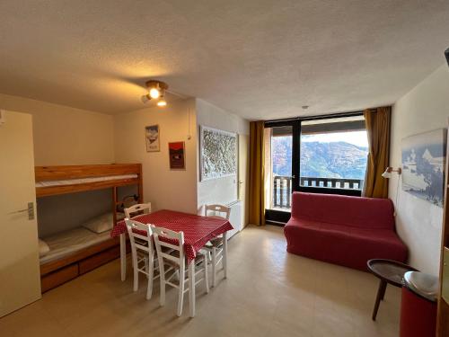 een woonkamer met een rode bank en een tafel bij Boost Your Immo Le Relais Réallon 672 in Réallon