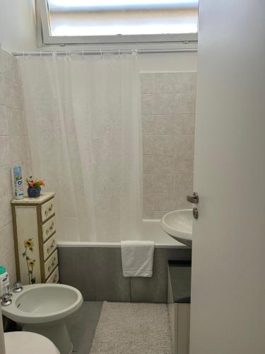 un bagno con lavandino, WC e vasca di MiraHouse a Lido di Ostia