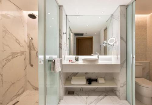 uma casa de banho com um lavatório, um chuveiro e um WC. em Hotel Nacional Rio de Janeiro Reveillon no Rio de Janeiro