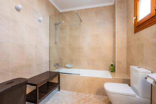 聖佩德羅科羅尼亞的住宿－Ca n' Auba，带淋浴、卫生间和浴缸的浴室