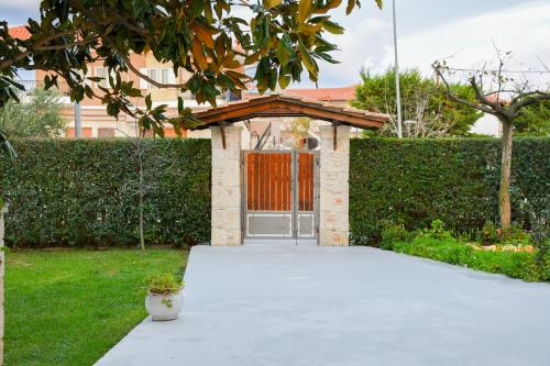 Taman di luar Garden Villa Afytos