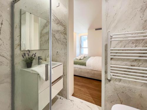 a bathroom with a sink and a mirror at Viana Urban Glamour in Viana do Castelo