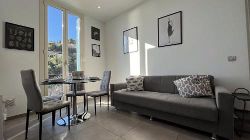 un salon avec un canapé et une table dans l'établissement My Residence d'Azur Maison Micheloni, à Beausoleil