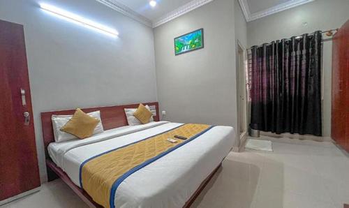 1 dormitorio con 1 cama grande en una habitación en FabHotel Gateway Suites, en Bangalore