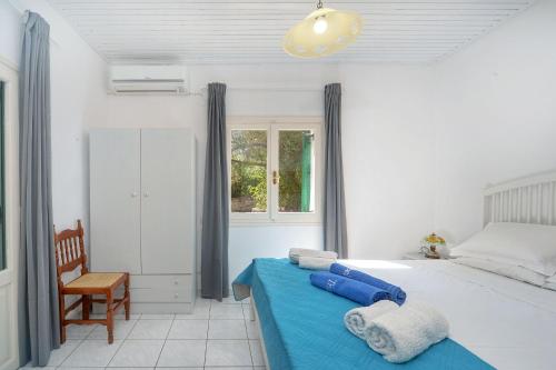 a bedroom with a bed with towels on a table at Villa Maria in Kagkátika