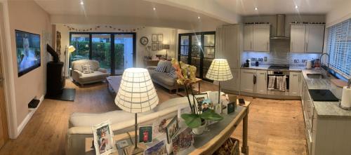 Η κουζίνα ή μικρή κουζίνα στο CROYDE SURFSUP 5 Bedrooms