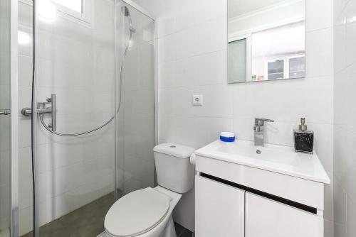 bagno bianco con servizi igienici e doccia di Casa do Mar a Funchal