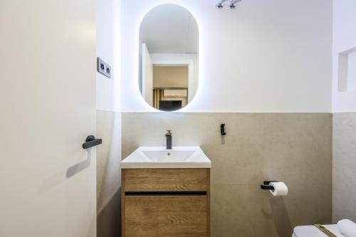 a bathroom with a sink and a mirror at Estudio funcional Plaza del Callao in Madrid